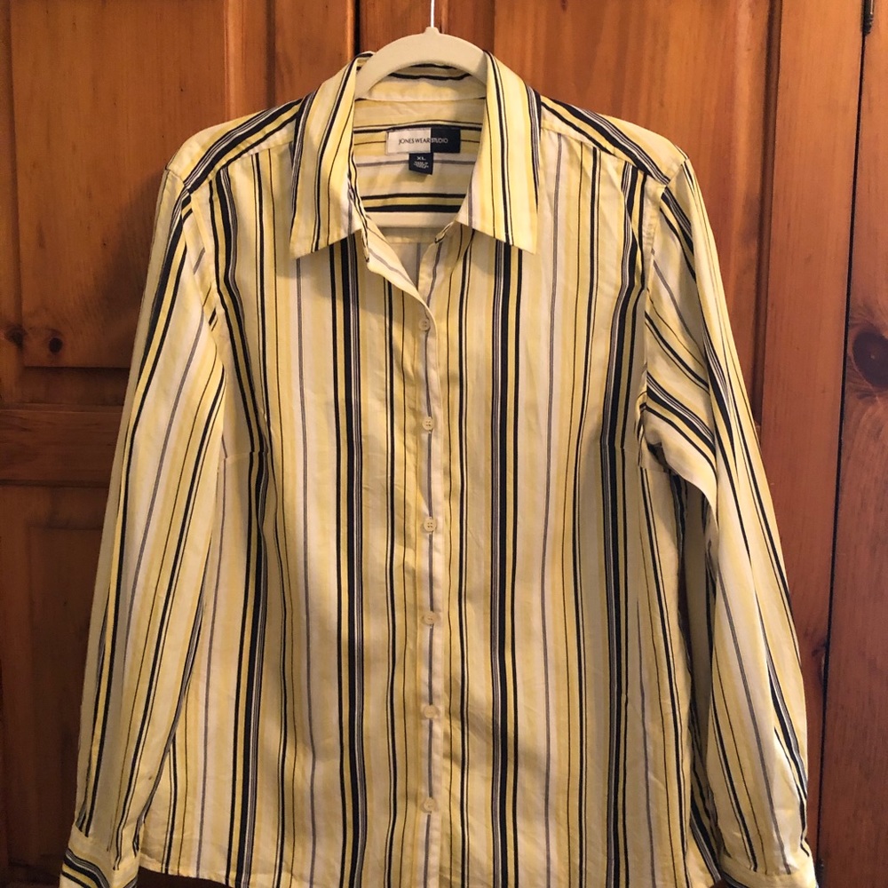 JonesWear women’s button down shirt